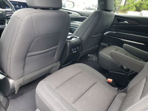 Used 2025 Chevrolet Traverse LT FWD image 13