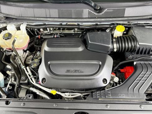 Used 2023 Chrysler Voyager LX image 14