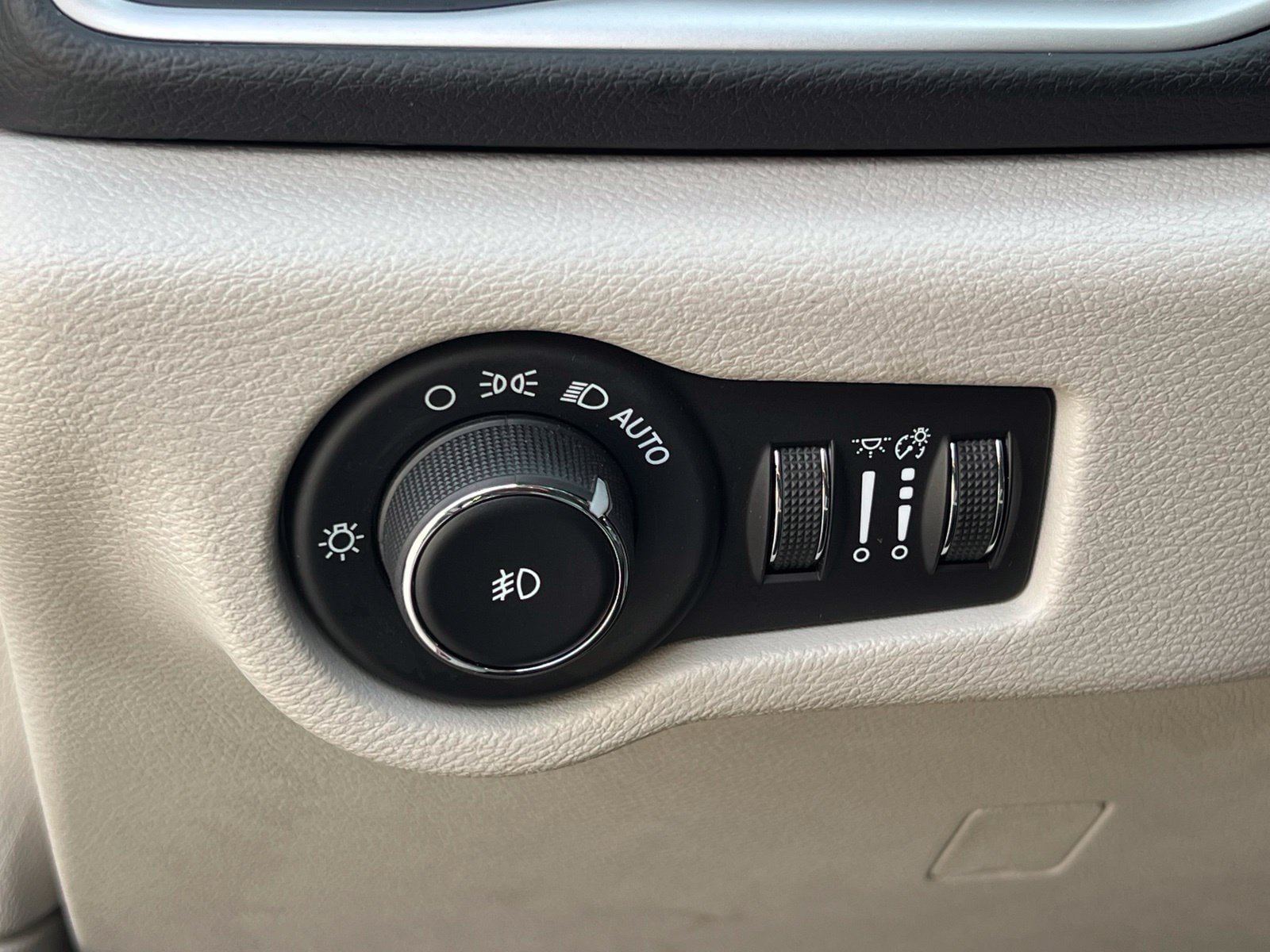 Used 2018 Chrysler Pacifica Touring Plus w/ Tire & Wheel Group FWD image 29