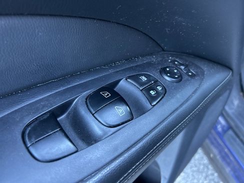 Used 2018 Nissan Pathfinder SV image 9