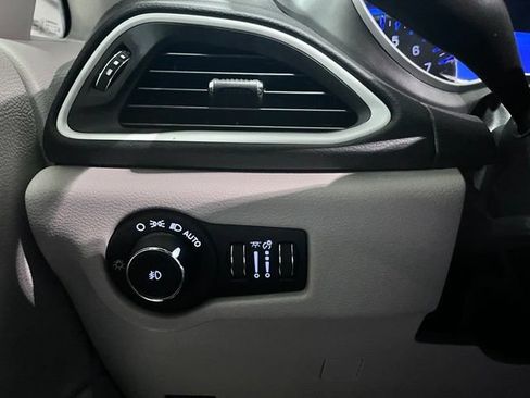 Used 2023 Chrysler Pacifica Touring-L FWD image 26