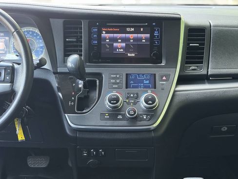 Used 2017 Toyota Sienna SE Premium FWD image 28