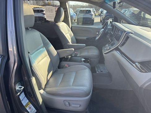 Used 2017 Toyota Sienna XLE image 10