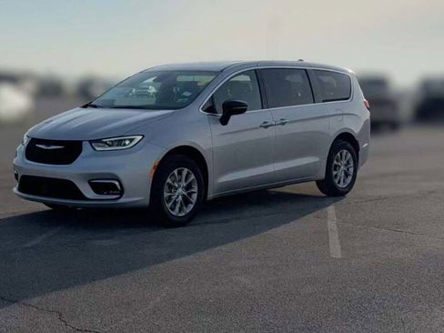 New 2026 Chrysler Pacifica Limited image 1