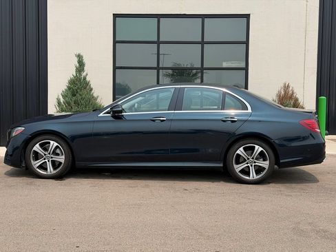 Used 2018 Mercedes-Benz E 300 4MATIC image 2