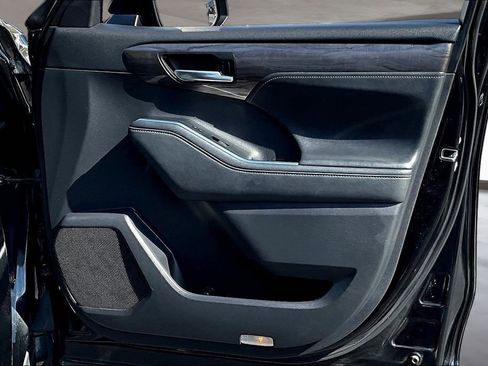 Used 2021 Toyota Highlander Platinum image 24