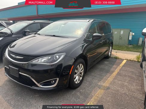Used 2018 Chrysler Pacifica Touring Plus FWD image 1