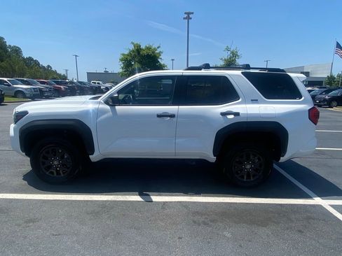 Used 2025 Toyota 4Runner SR5 AWD/4WD image 4