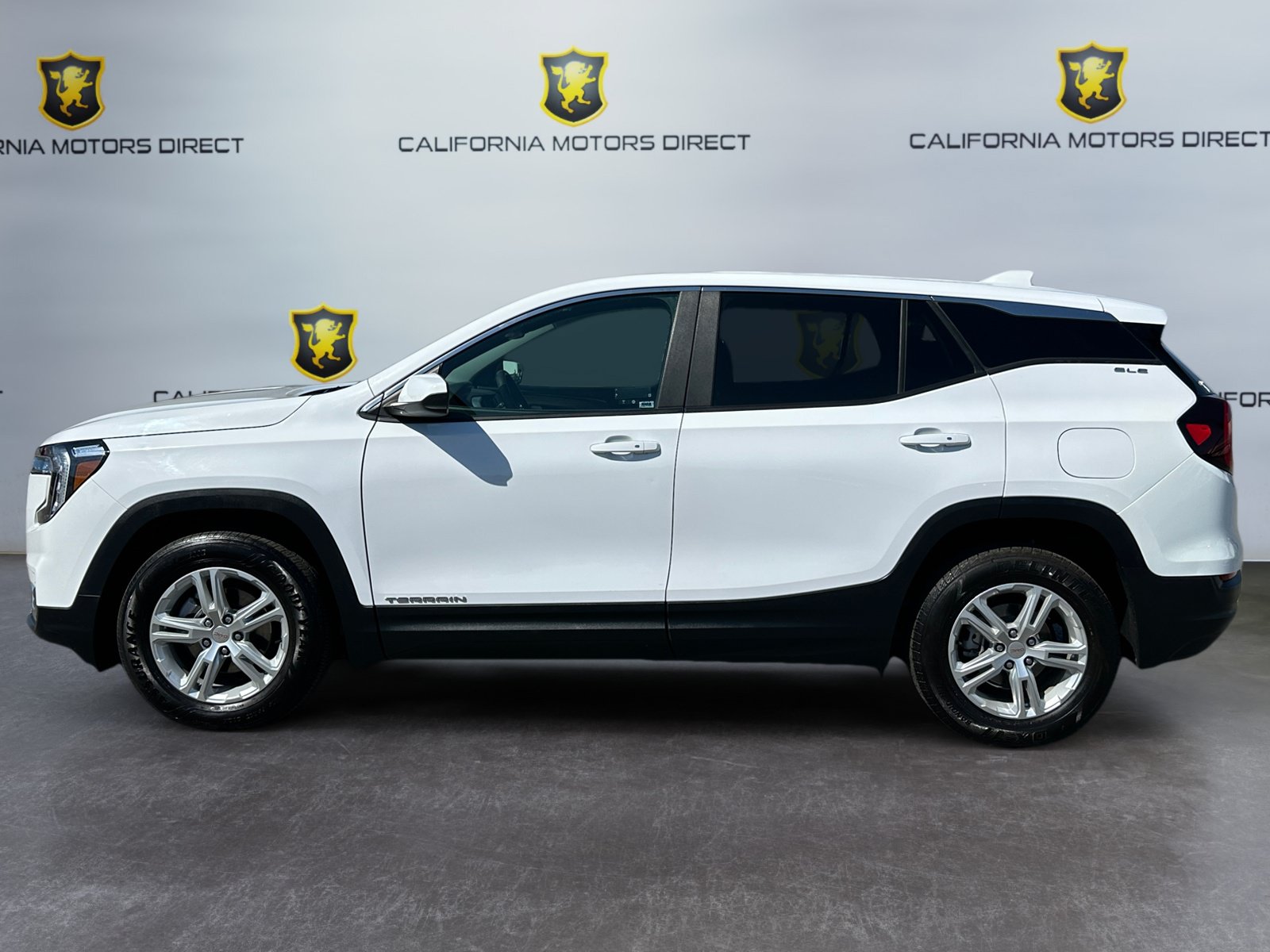 Used 2024 GMC Terrain SLE FWD image 2