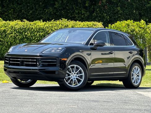 Certified 2025 Porsche Cayenne AWD/4WD image 1