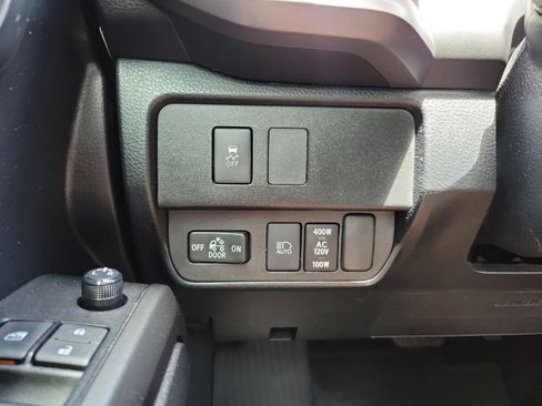 Used 2020 Toyota Tacoma TRD Sport w/ TRD Premium Sport Package AWD/4WD image 19