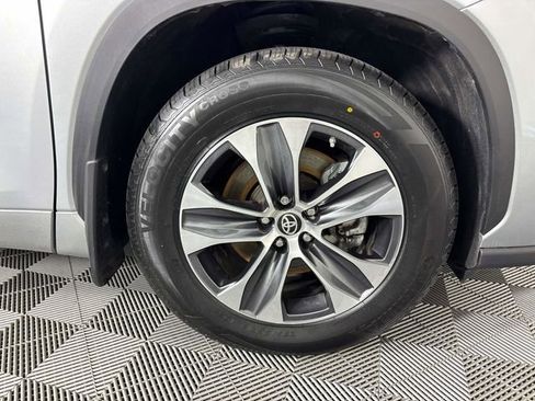 Used 2024 Toyota Highlander XLE AWD/4WD image 33