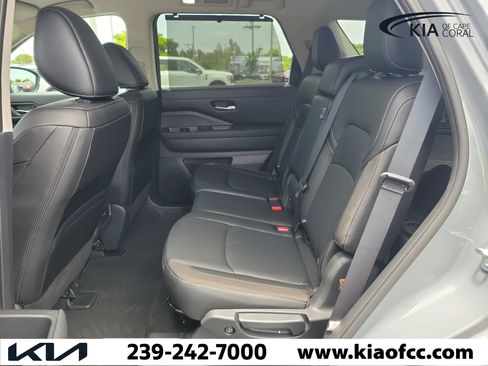 Used 2024 Nissan Pathfinder SL w/ Black Appearance Package FWD image 13