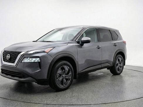 Used 2025 Nissan Rogue SV image 3