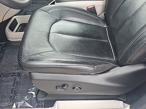 Used 2022 Chrysler Pacifica Touring-L image 13