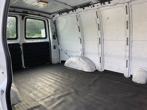 Used 2011 Chevrolet Express 2500 RWD image 16