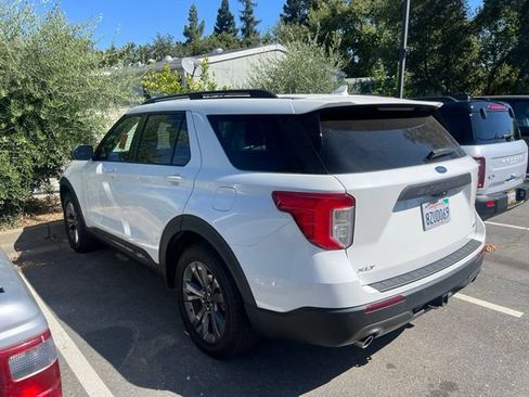 Used 2021 Ford Explorer XLT w/ Equipment Group 202A AWD/4WD image 8