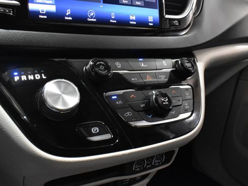 Used 2022 Chrysler Pacifica Touring-L FWD image 20