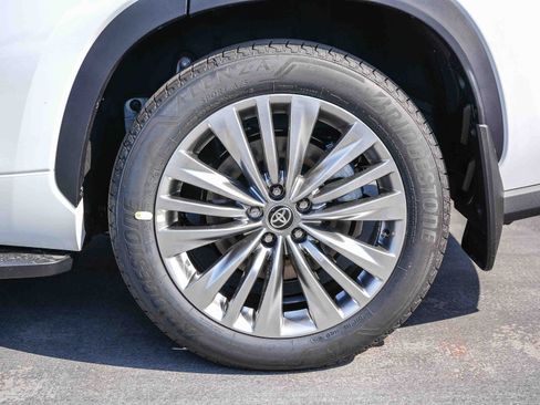 New 2026 Toyota Highlander Platinum AWD/4WD image 11