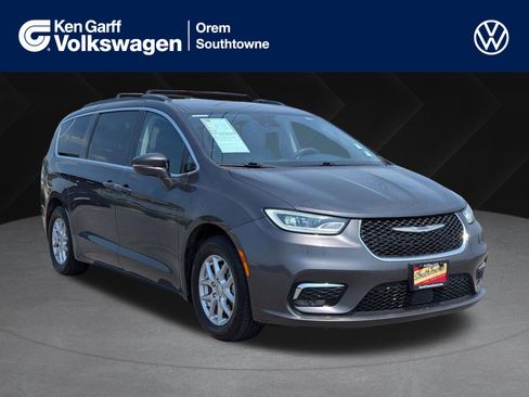 Used 2022 Chrysler Pacifica Touring-L FWD image 1