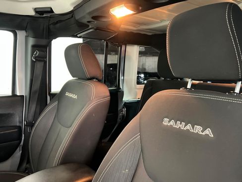 Used 2018 Jeep Wrangler Unlimited Sahara AWD/4WD image 16