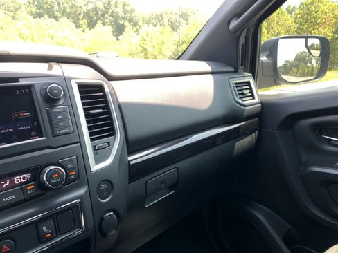 Used 2019 Nissan Titan SV w/ SV Convenience Package RWD image 16