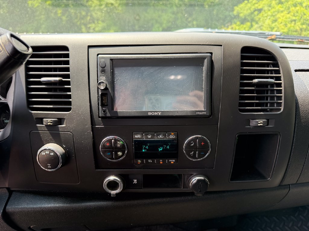 Used 2011 Chevrolet Silverado 2500 LT w/ Interior Plus Package AWD/4WD image 17