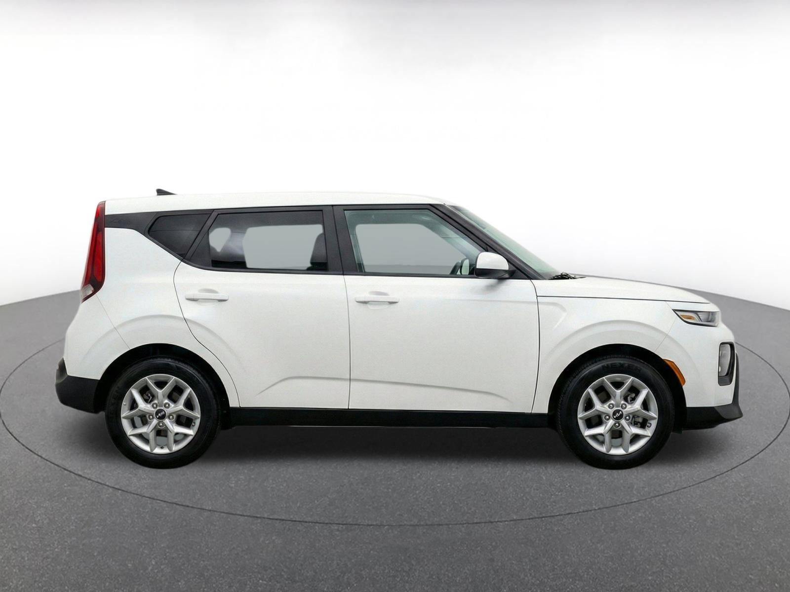 Used 2025 Kia Soul LX w/ LX Technology Package FWD image 13
