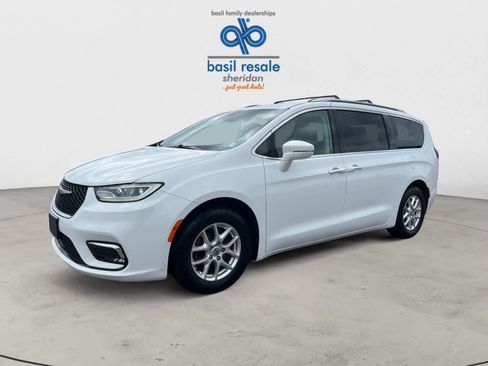 Used 2021 Chrysler Pacifica Touring-L image 2