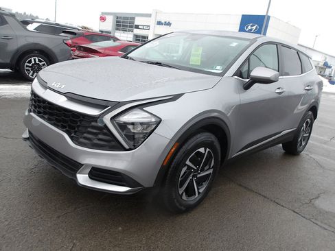 Used 2023 Kia Sportage LX image 3