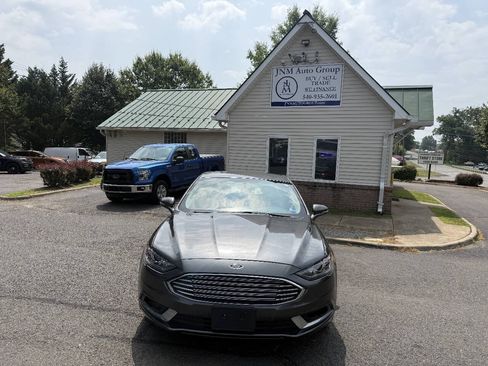 Used 2017 Ford Fusion SE w/ Fusion SE Technology Package FWD image 2