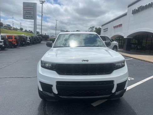 New 2025 Jeep Grand Cherokee L Laredo image 3