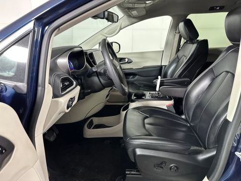 Used 2024 Chrysler Pacifica Select image 11