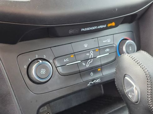 Used 2015 Ford Focus SE FWD image 25