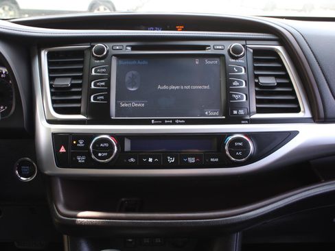 Used 2018 Toyota Highlander XLE AWD/4WD image 13