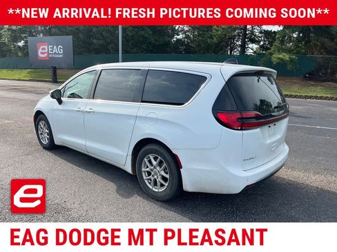Used 2023 Chrysler Pacifica Touring-L FWD image 3
