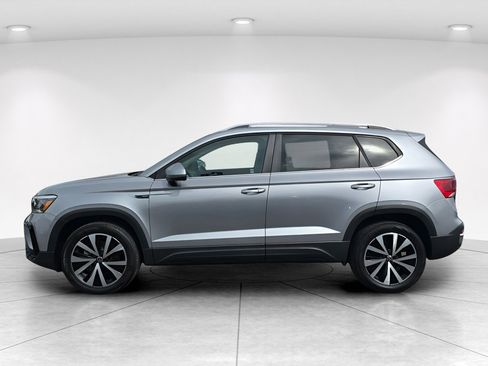 Used 2022 Volkswagen Taos SE FWD image 3