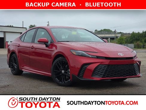 Used 2025 Toyota Camry SE FWD image 1