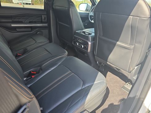 Used 2022 Ford Expedition Platinum image 11