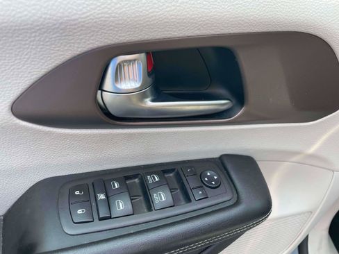 Used 2023 Chrysler Voyager LX FWD image 11