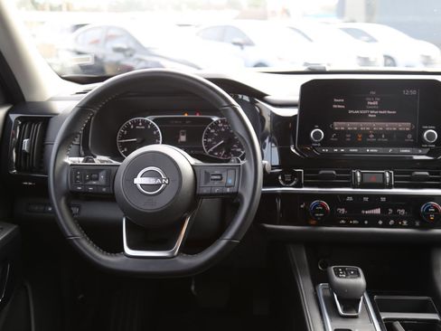 Used 2025 Nissan Pathfinder SV image 6