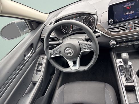 Used 2025 Nissan Altima 2.5 SV FWD image 23