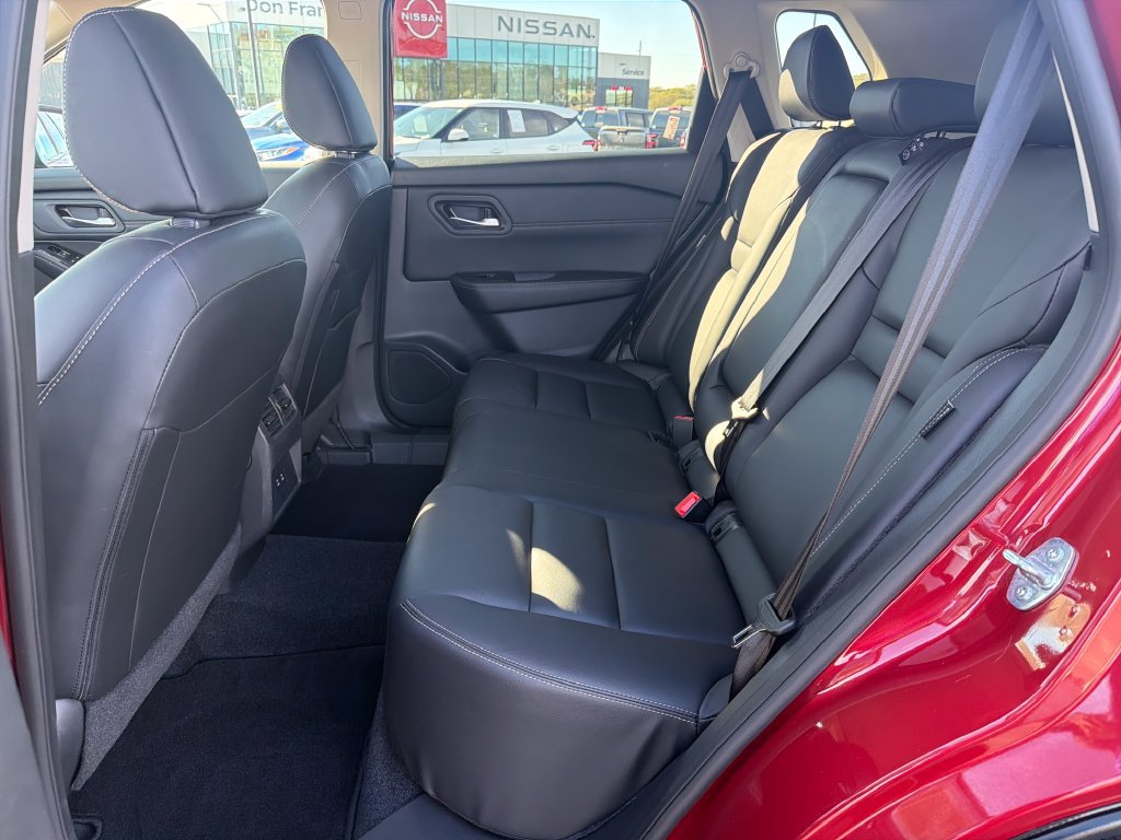 Used 2025 Nissan Rogue SL AWD/4WD image 16