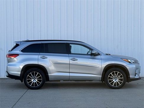 Used 2017 Toyota Highlander SE image 3