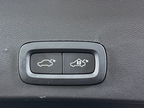 Used 2025 Volvo XC40 B5 Plus image 28