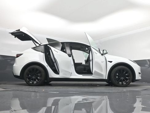 Used 2021 Tesla Model Y Long Range AWD/4WD image 7