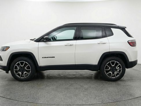 Used 2025 Jeep Compass Trailhawk image 5