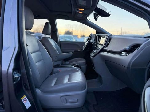 Used 2019 Toyota Sienna XLE w/ XLE Navigation Package image 22