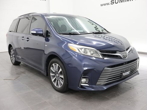 Used 2018 Toyota Sienna Limited Premium AWD/4WD image 2