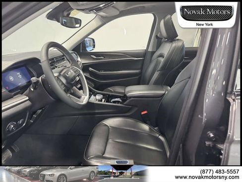 Used 2023 Jeep Grand Cherokee Limited image 12